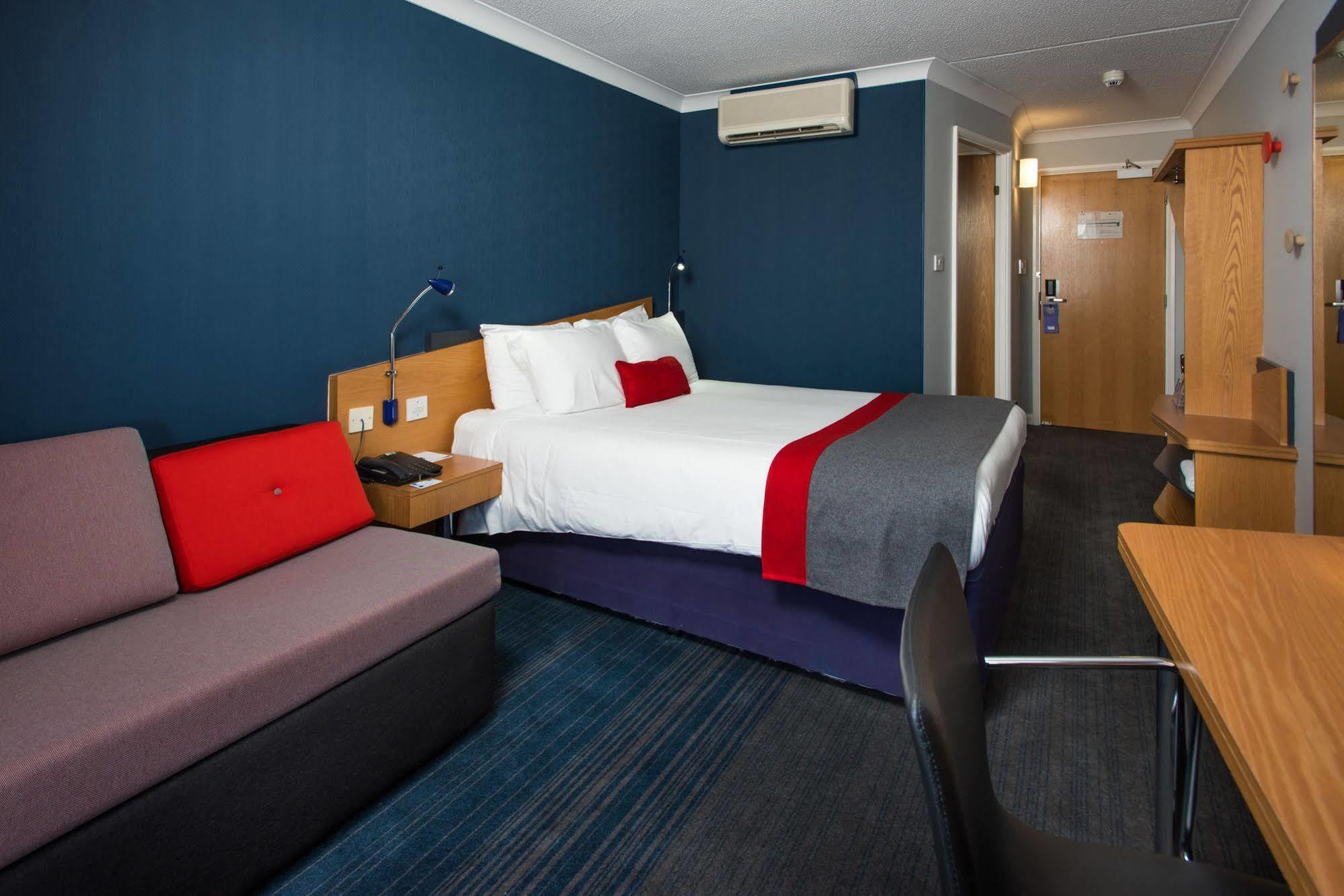 Holiday Inn Express Stoke-On-Trent By Ihg Stoke-on-Trent Exterior foto